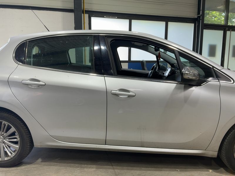 Peugeot 208 1.2 PureTech Allure 2016 – снимка 10
