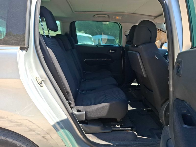 Peugeot 5008 1.6 HDi Family 2011 – снимка 13