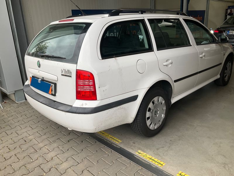 Skoda Octavia 1.6 Tour 2009 – снимка 2
