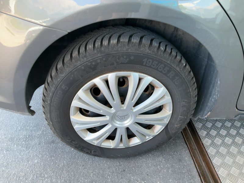 Volkswagen Touran 1.6 TDI Comfortline BlueMotion Tech 2011 – снимка 9