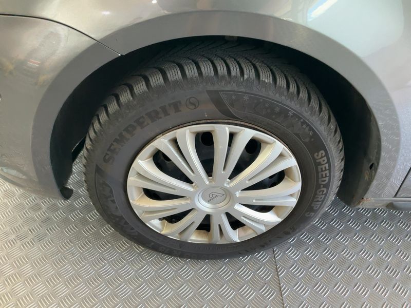 Volkswagen Touran 1.6 TDI Comfortline BlueMotion Tech 2011 – снимка 3
