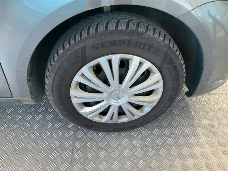 Volkswagen Touran 1.6 TDI Comfortline BlueMotion Tech 2011 – снимка 11