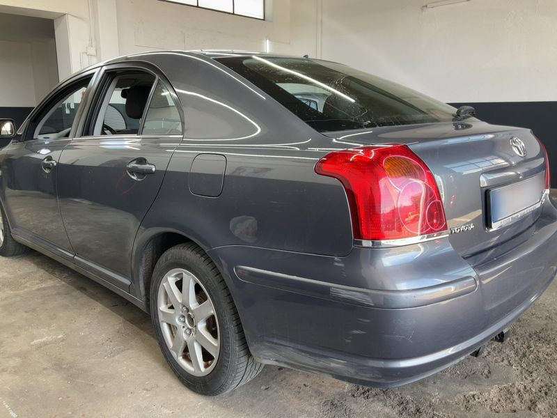 Toyota Avensis 2.0 Executive Liftback 2004 – снимка 6