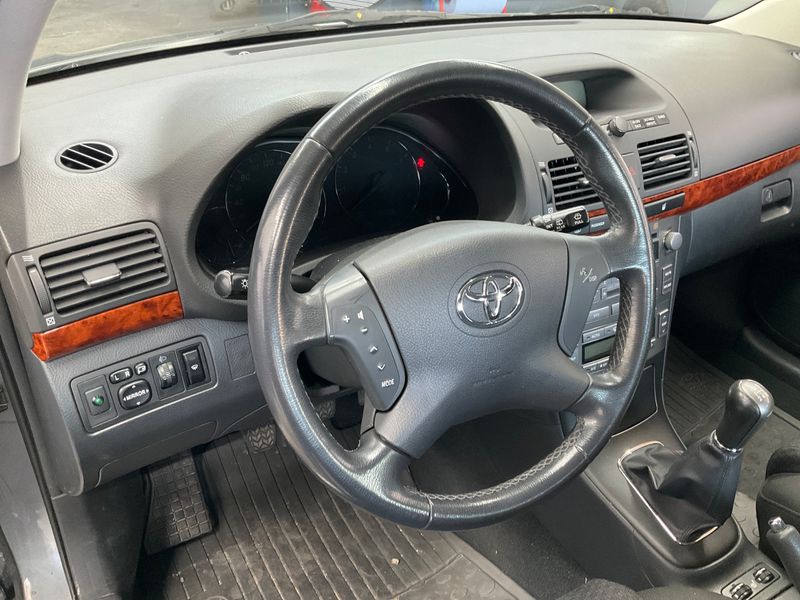 Toyota Avensis 2.0 Executive Liftback 2004 – снимка 27