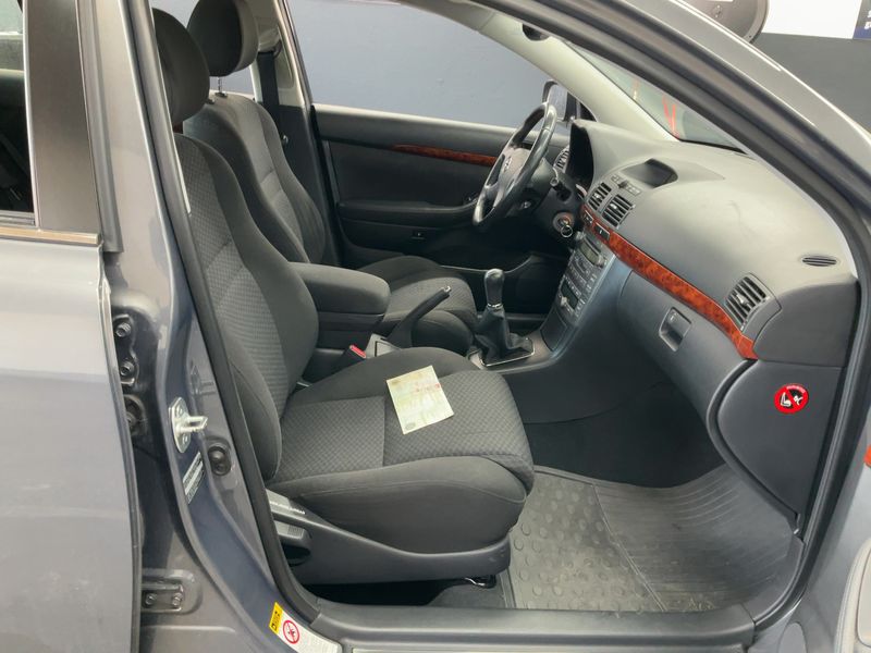 Toyota Avensis 2.0 Executive Liftback 2004 – снимка 16