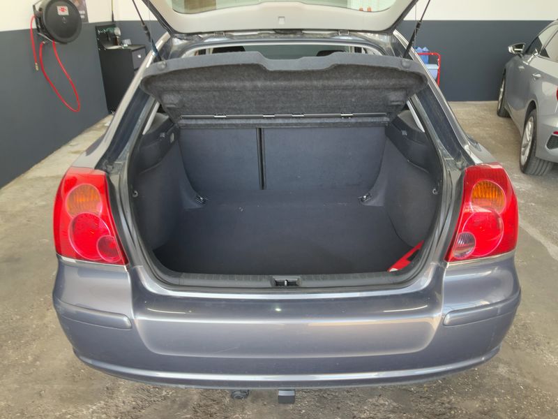 Toyota Avensis 2.0 Executive Liftback 2004 – снимка 15