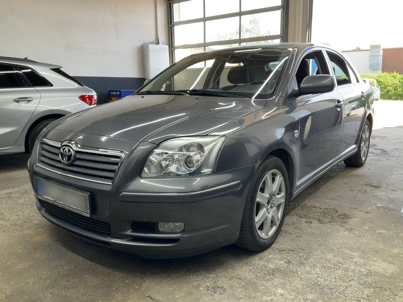 Toyota Avensis 2.0 Executive Liftback 2004 – снимка 1