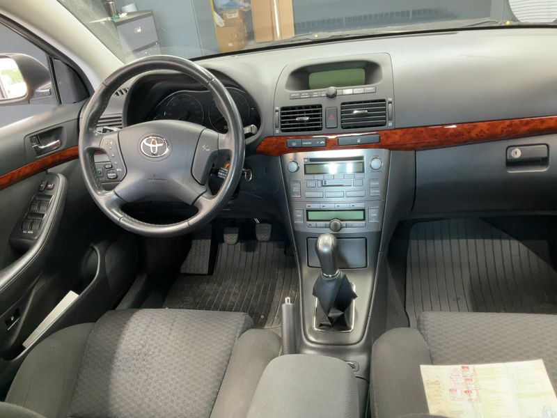Toyota Avensis 2.0 Executive Liftback 2004 – снимка 17