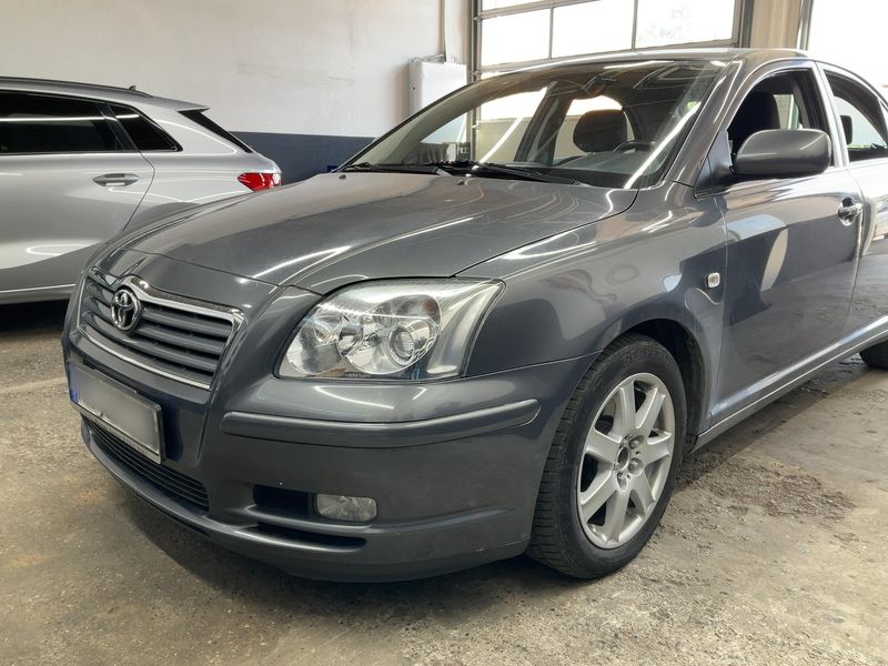 Toyota Avensis 2.0 Executive Liftback 2004 – снимка 2