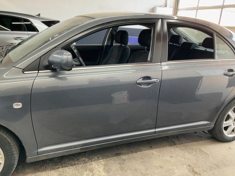 Toyota Avensis 2.0 Executive Liftback 2004 – снимка 4