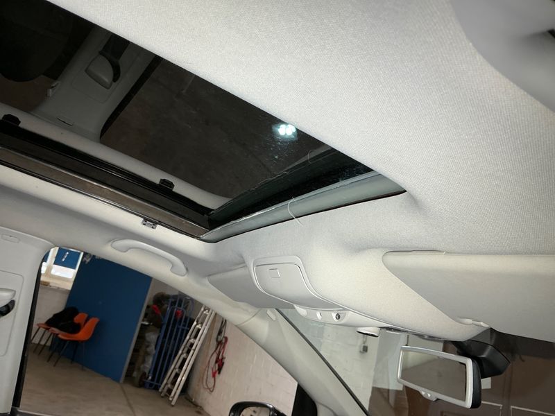 Volkswagen Touran 2.0 TDI Highline 2011 – снимка 27
