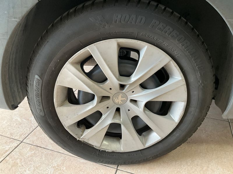 Peugeot 208 1.2 VTi Access 2015 – снимка на щета