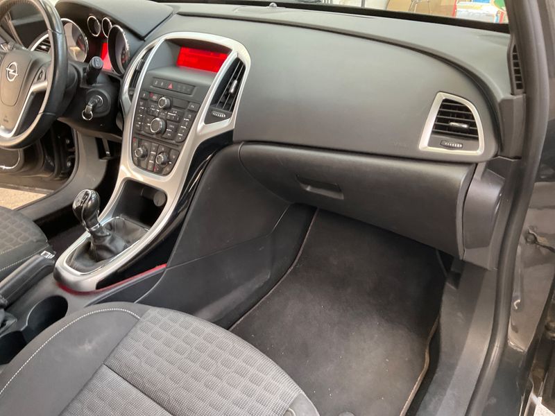 Opel Astra GTC 2.0 CDTI Basis 2014 – снимка 27