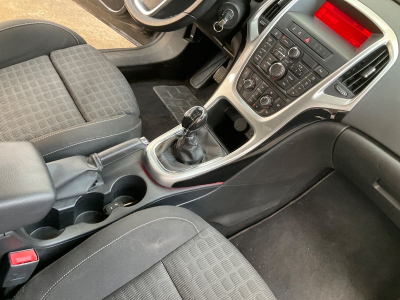 Opel Astra GTC 2.0 CDTI Basis 2014 – снимка 28