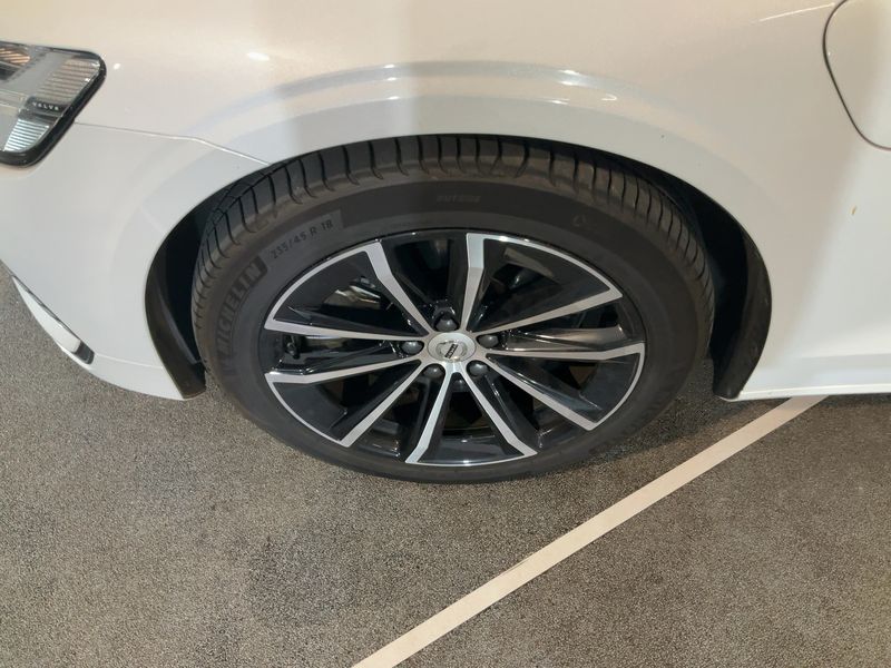 Volvo V60 2.0 T6 Recharge Plug-in Hybrid Core AWD 2024 – снимка 3