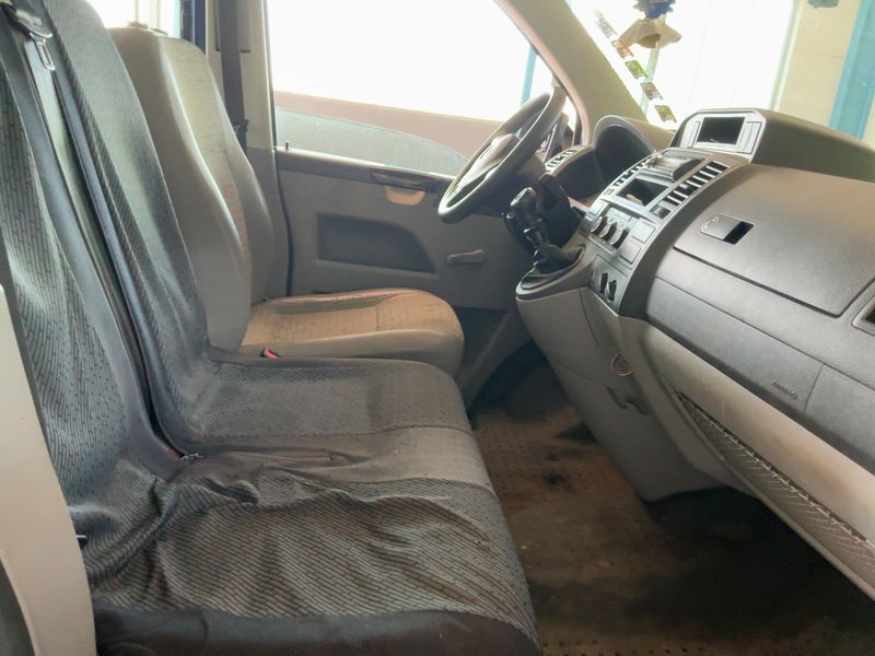 Volkswagen T5 Kombi 2.0 TDI 2010 – снимка 16