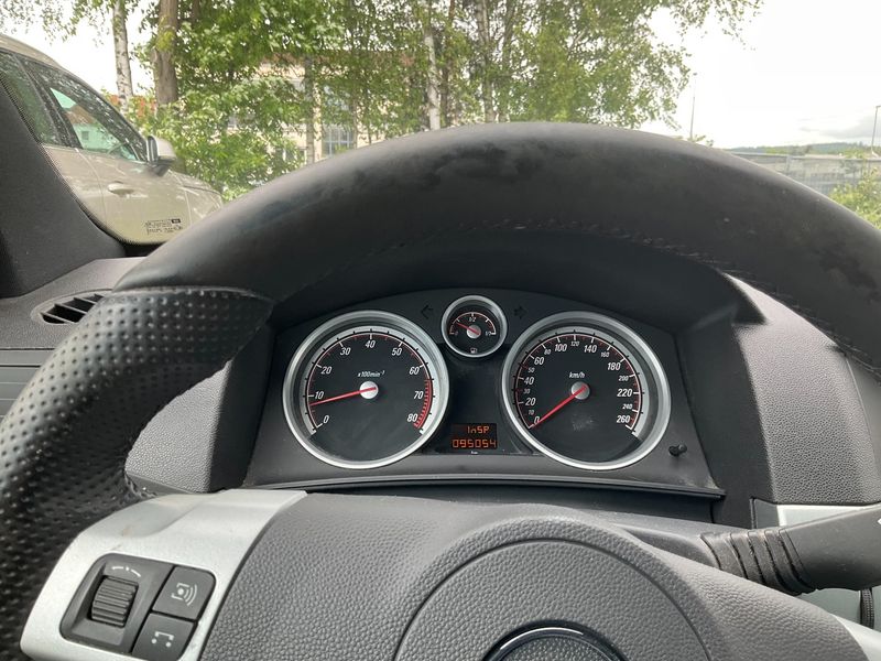 Opel Astra GTC 1.8 Sport 2010 – снимка 4