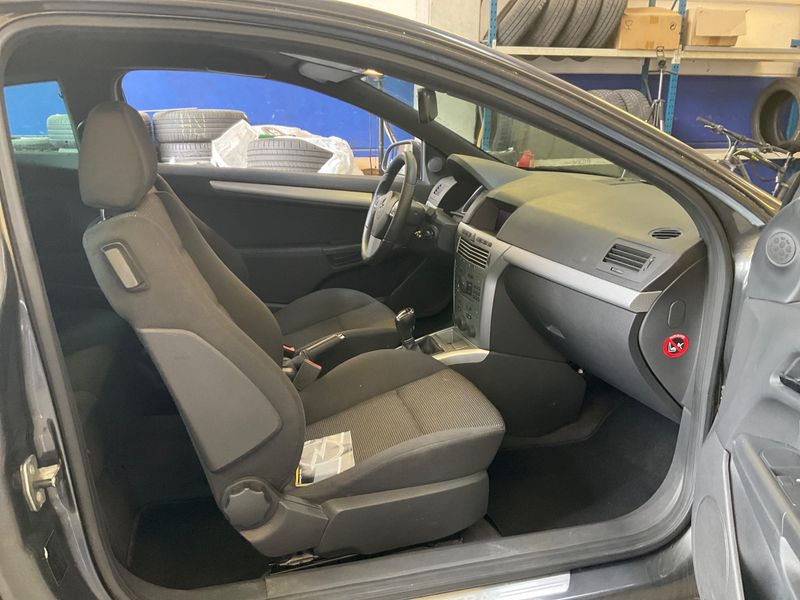 Opel Astra GTC 1.8 Sport 2010 – снимка 3