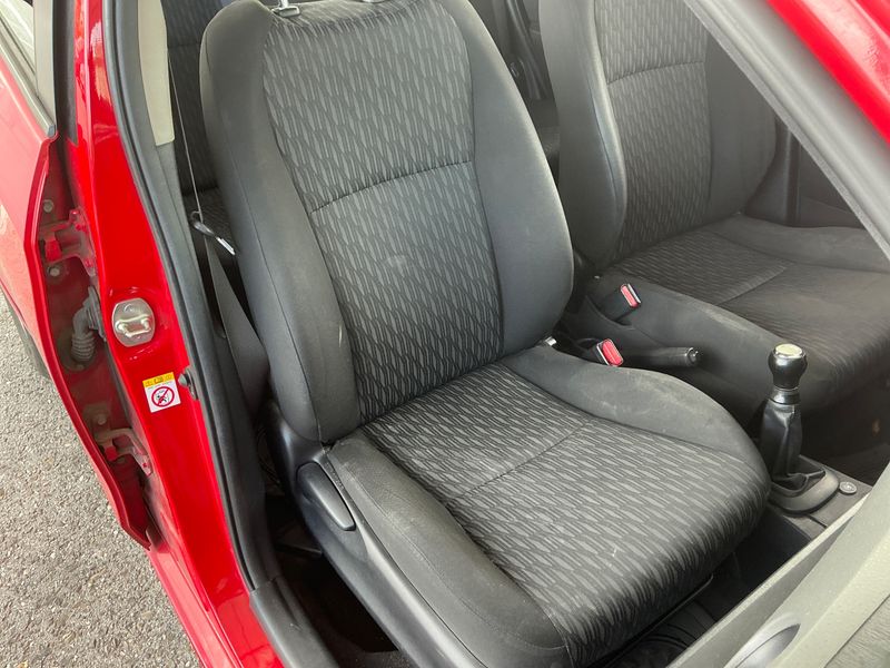 Toyota Yaris 1.0 VVT-i 2014 – снимка 37