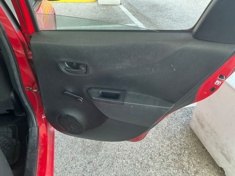 Toyota Yaris 1.0 VVT-i 2014 – снимка 38