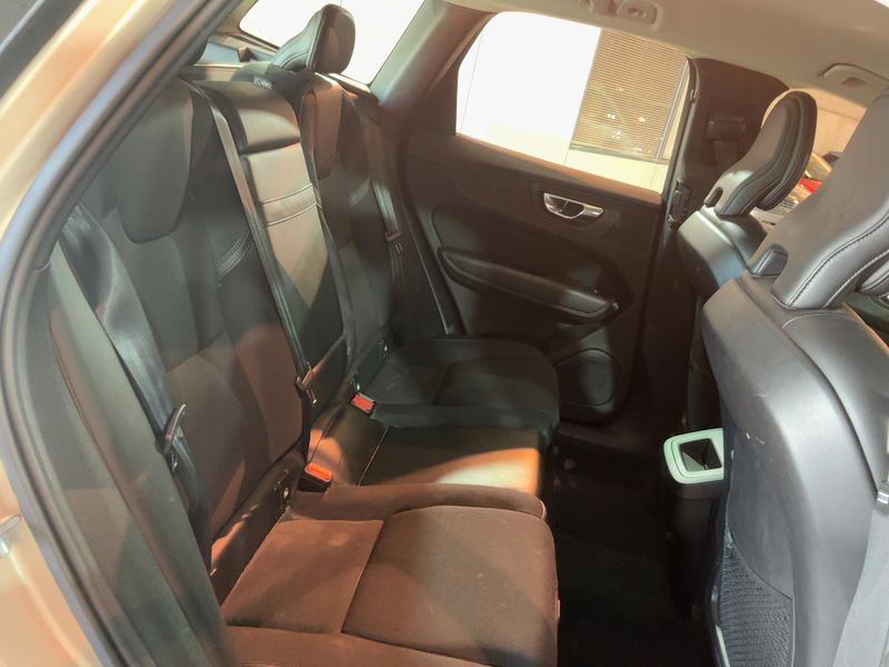 Volvo XC60 2.0 B5 Diesel Mild-Hybrid Business Plus AWD 2020 – снимка 19