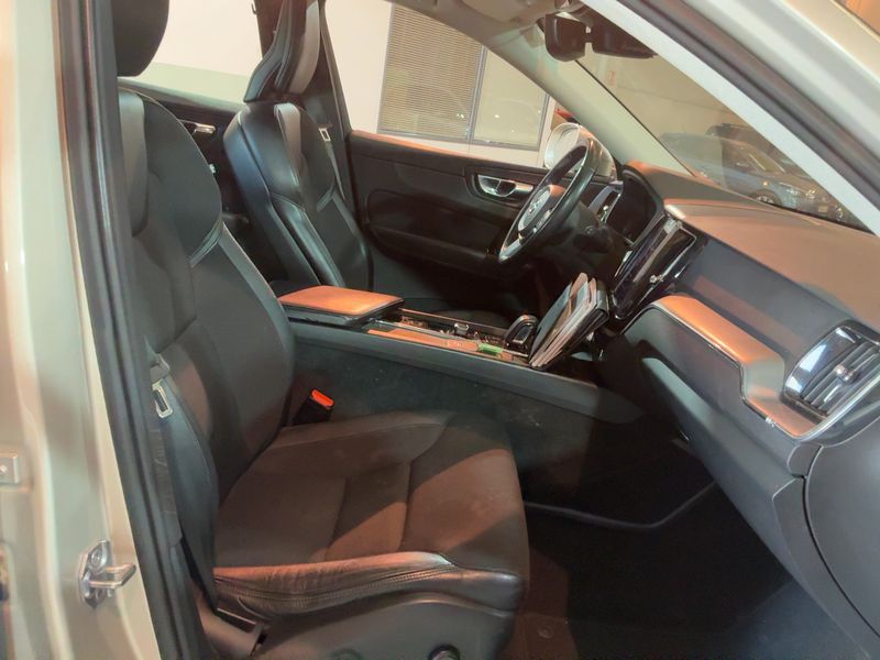 Volvo XC60 2.0 B5 Diesel Mild-Hybrid Business Plus AWD 2020 – снимка 16