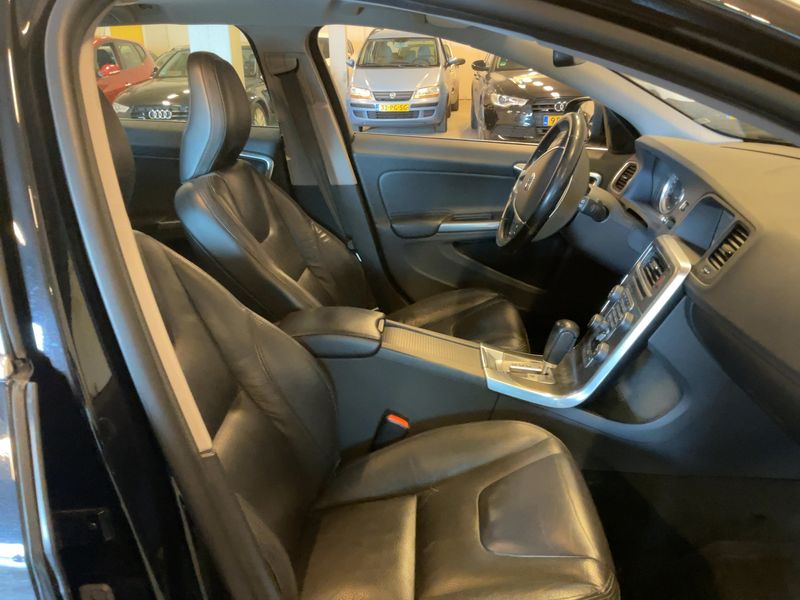 Volvo V60 2.0 D4 Summum 2012 – снимка 16