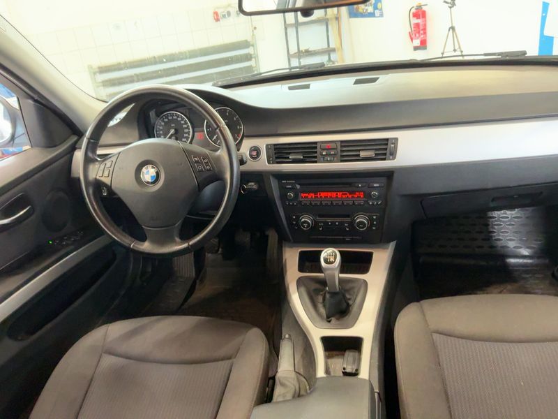 BMW 3er 318i 2010 – снимка 18