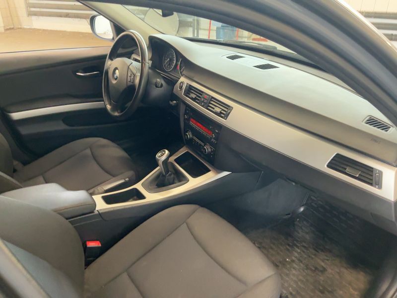 BMW 3er 318i 2010 – снимка 17