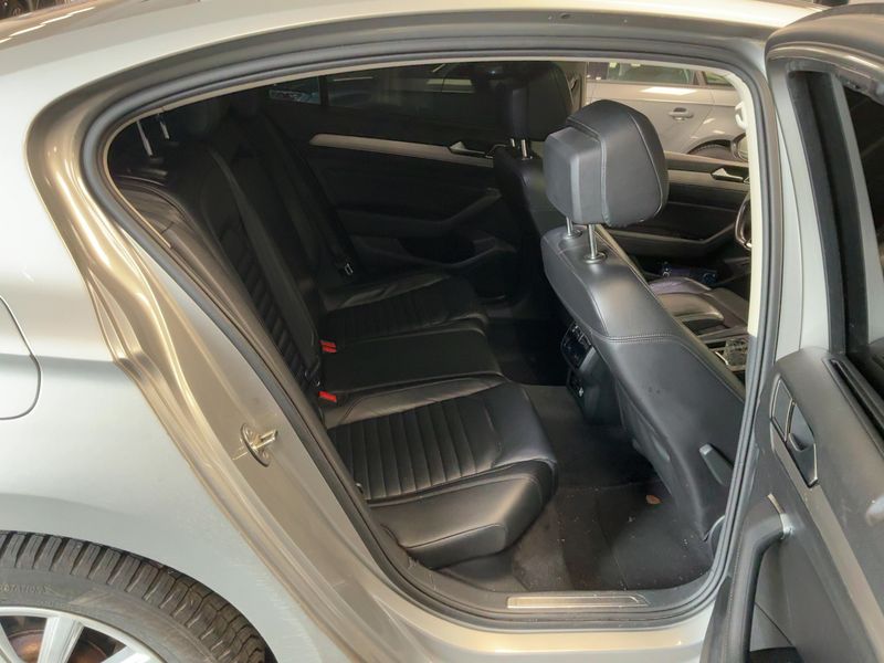Volkswagen Passat 2.0 TDI Carat Exclusive BlueMotion Tech 2017 – снимка 19