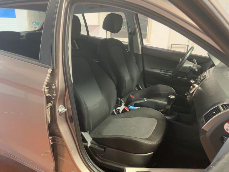 Hyundai i20 1.4 CRDi Pack Sensation Blue Drive 2013 – снимка 16