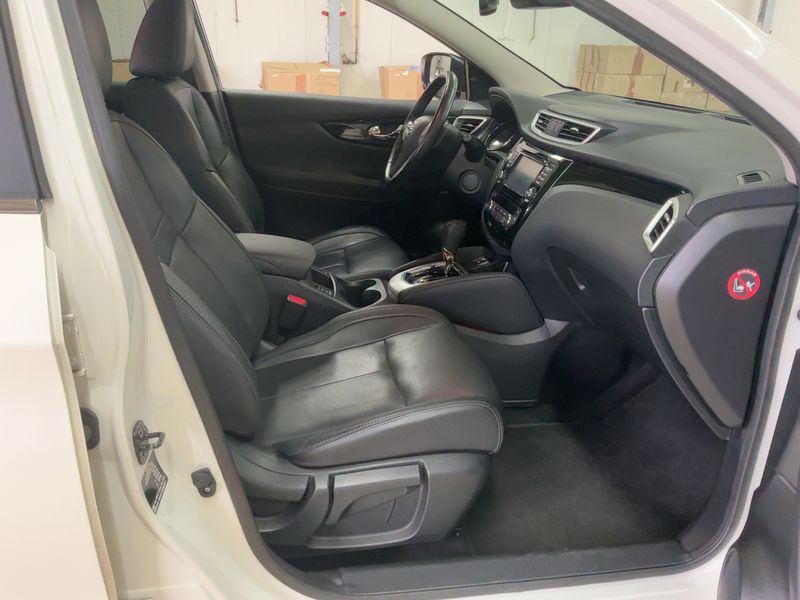 Nissan Qashqai 1.6 dCi Tekna 2017 – снимка 17