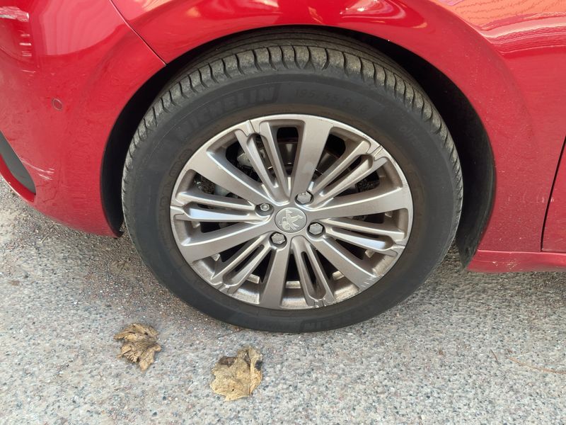 Peugeot 208 1.2 PureTech Allure 2017 – снимка 3