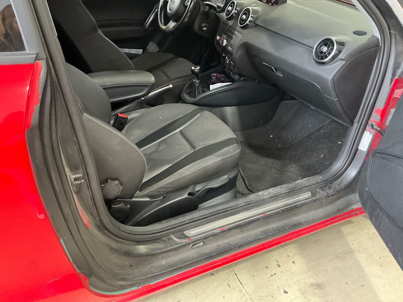 Audi A1 1.6 TDI Ambition 2011 – снимка 26