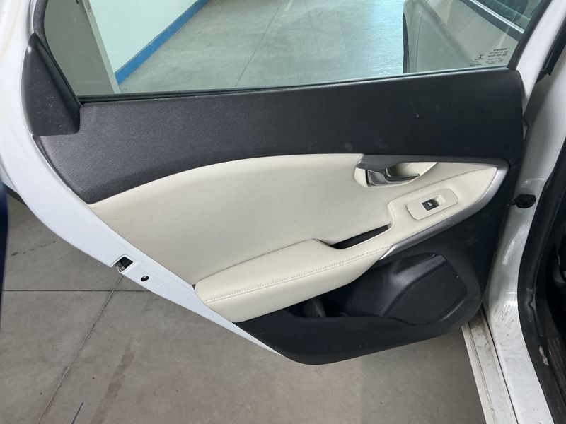 Volvo V40 1.6 D2 Summum 2013 – снимка 31