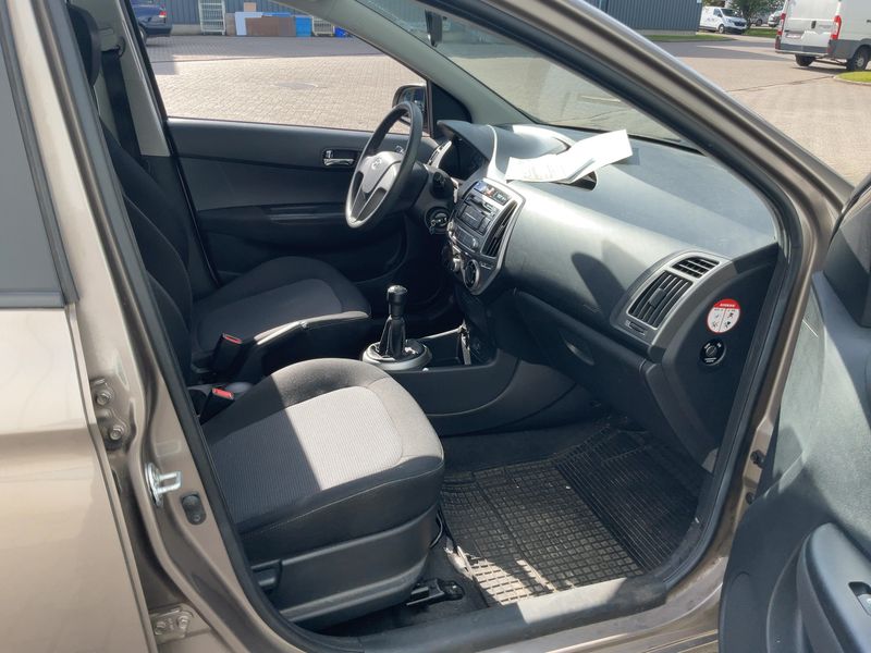 Hyundai i20 1.2 Classic 2013 – снимка 16