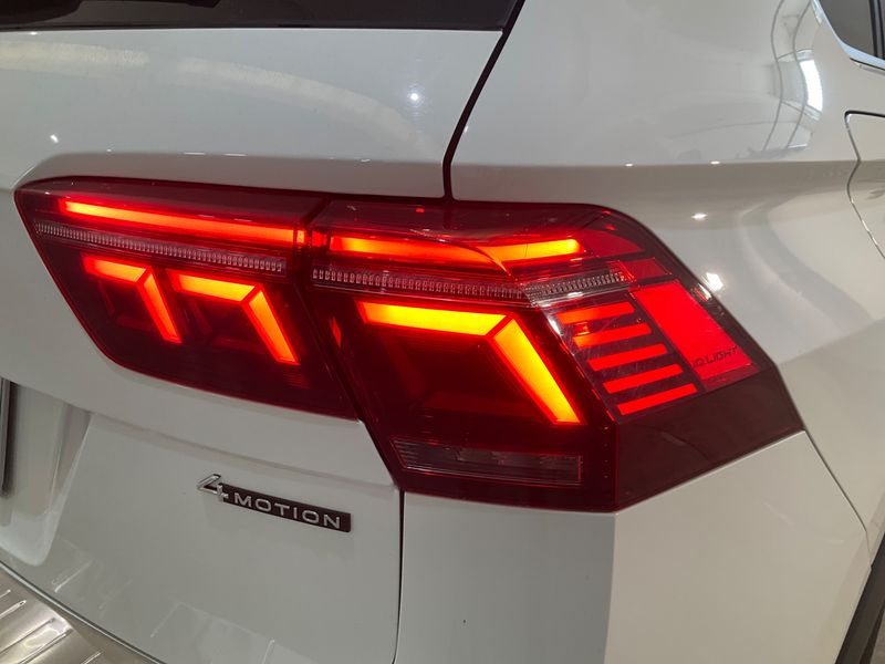 Volkswagen Tiguan 2.0 TDI R-Line 4Motion 2022 – снимка на щета