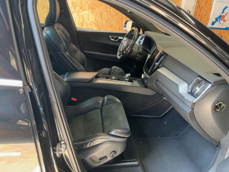 Volvo XC60 2.0 T8 Plug-in Hybrid R-Design AWD 2019 – снимка 16