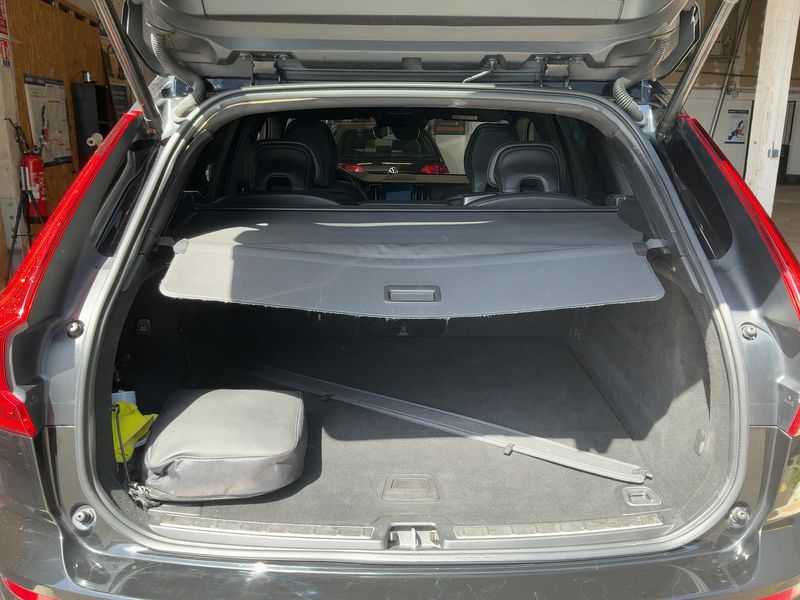 Volvo XC60 2.0 T8 Plug-in Hybrid R-Design AWD 2019 – снимка 15