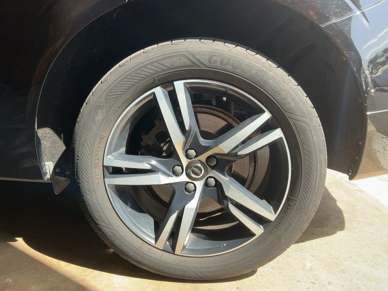 Volvo XC60 2.0 T8 Plug-in Hybrid R-Design AWD 2019 – снимка 5