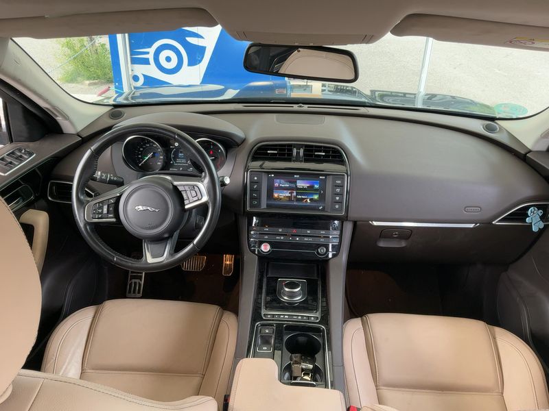 Jaguar F-Pace 25d Prestige AWD 2018 – снимка 17