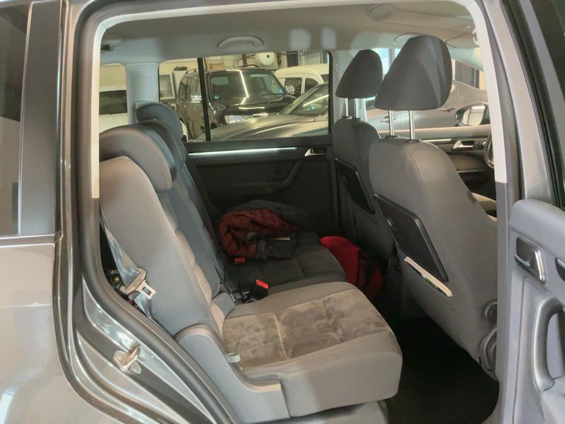Volkswagen Touran 1.6 TDI Highline BlueMotion Tech 2011 – снимка 14