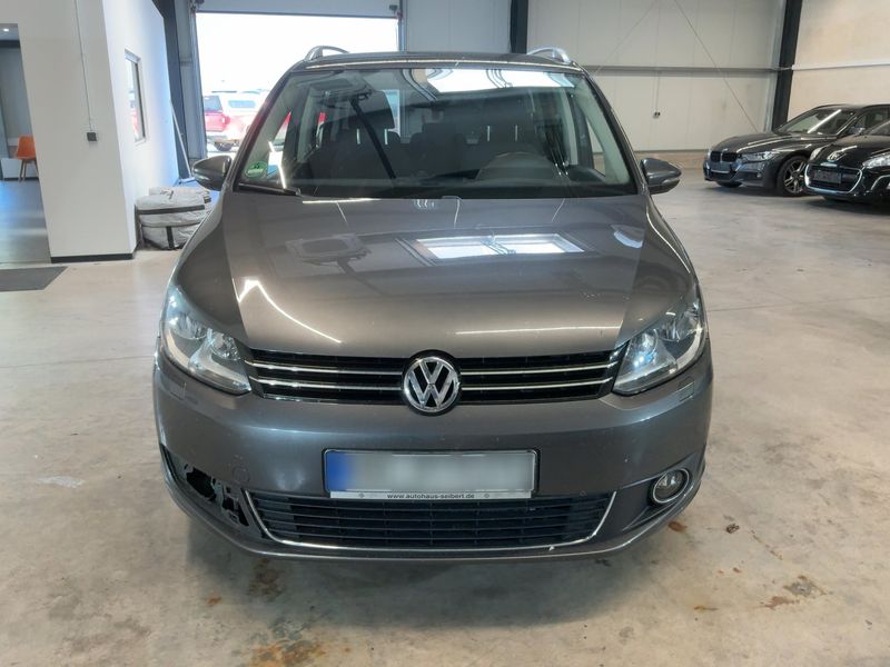 Volkswagen Touran 1.6 TDI Highline BlueMotion Tech 2011 – снимка 14