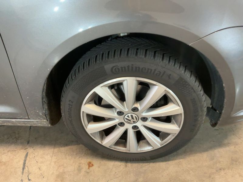 Volkswagen Touran 1.6 TDI Highline BlueMotion Tech 2011 – снимка 19