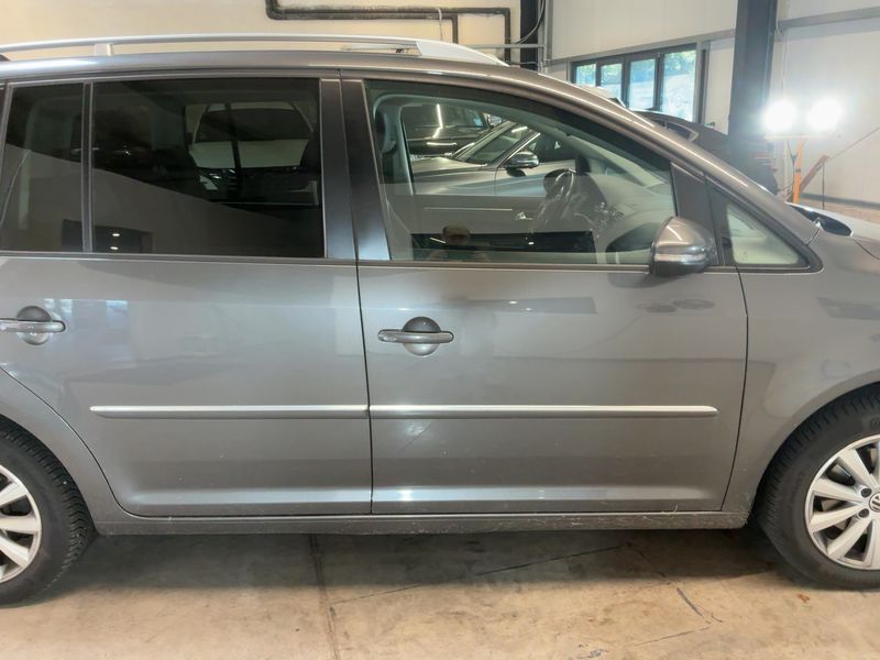 Volkswagen Touran 1.6 TDI Highline BlueMotion Tech 2011 – снимка 10