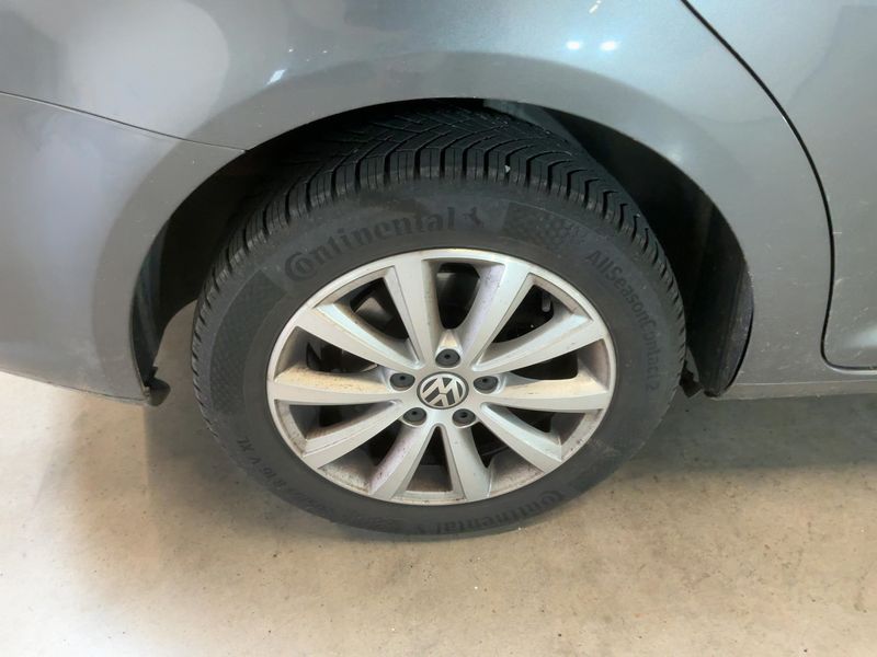Volkswagen Touran 1.6 TDI Highline BlueMotion Tech 2011 – снимка 9