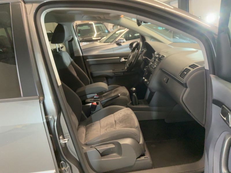 Volkswagen Touran 1.6 TDI Highline BlueMotion Tech 2011 – снимка 11