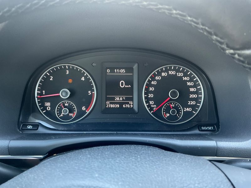 Volkswagen Touran 1.6 TDI Highline BlueMotion Tech 2011 – снимка 18