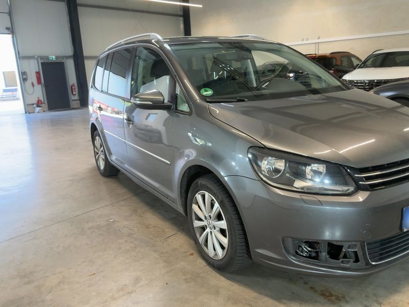 Volkswagen Touran 1.6 TDI Highline BlueMotion Tech 2011 – снимка 12
