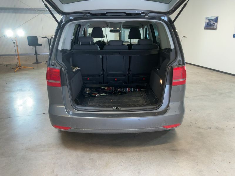 Volkswagen Touran 1.6 TDI Highline BlueMotion Tech 2011 – снимка 15